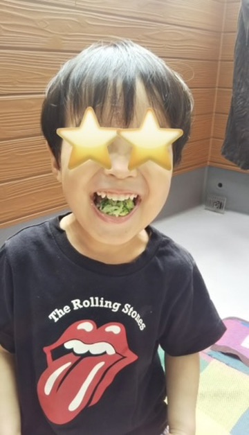 初めてブロッコリーを口いっぱいに食べる長男(6年前)