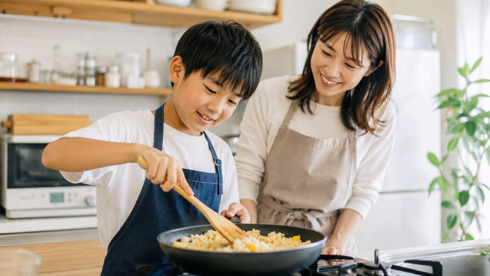 自分で作ったチャーハンを食べる長男のイラスト